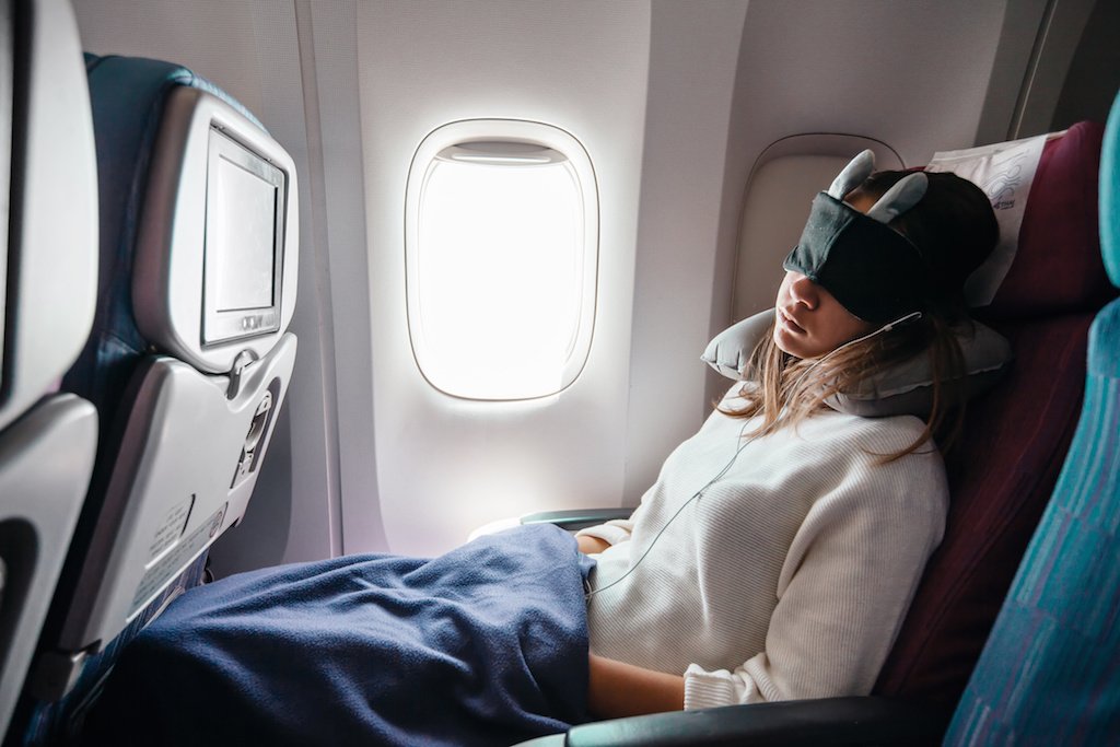 7 Tips on How to Sleep on a Plane